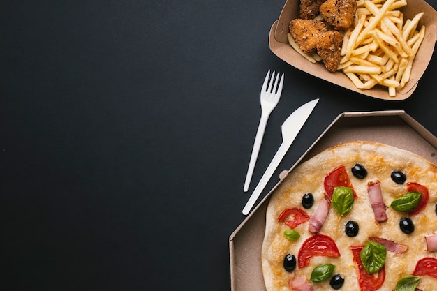 Flat lay arranjo com pizza e fast food