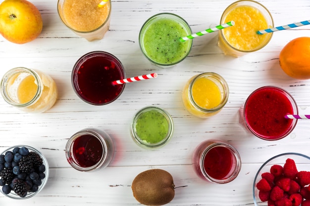 Flat lay arranjo de diferentes smoothies