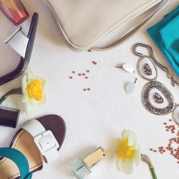 Flat lay Calzado y accesorios de mujer. Collage.