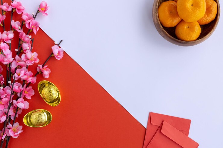Foto flat lay chinese new year background cherry blossom mandarin orange red envelop y golden lingots sobre fondo de doble tono rojo y blanco