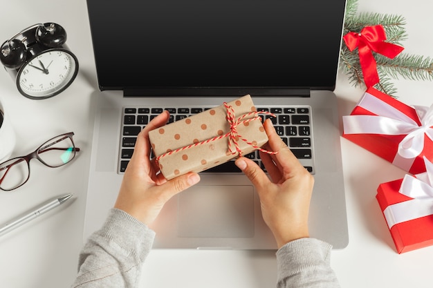 Flat lay Christmas decoration Escritório no local de trabalho