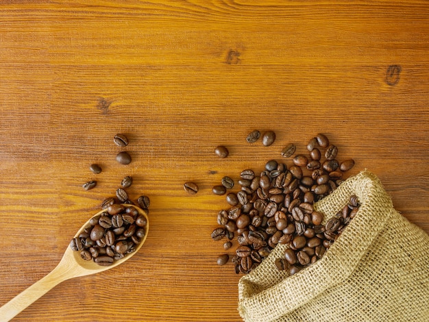 Flat lay coffee beans sobre fondo de madera con espacio de copia