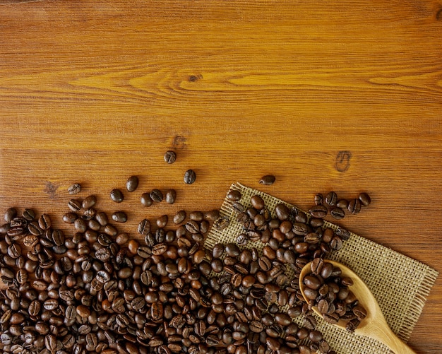 Flat lay coffee beans sobre fondo de madera con espacio de copia