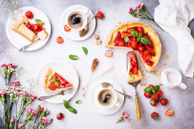 Flat lay com cheesecake de morango