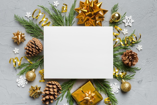 Flat lay Composición de Navidad cuadrado Papel en blanco ramas de pino decoraciones navideñas sobre fondo de color Vista superior espacio de copia para texto