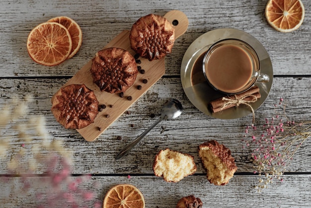 Flat lay delicioso café com leite café e muffins caseiros em fundo de madeira