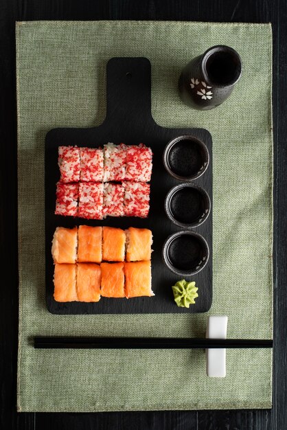 Foto flat lay delicioso sushi y bebidas