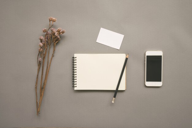 Flat lay design de mesa de trabalho com caderno em branco