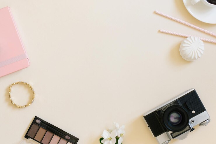 Foto flat lay fashion blogger mujeres bloc de notas cámara taza de té cosméticos sobre fondo beige con espacio de copia