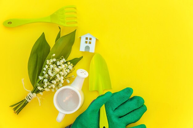 Flat Lay con herramientas de jardinería sobre fondo amarillo