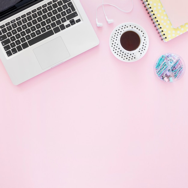 Foto flat lay kaffee und laptop anordnung