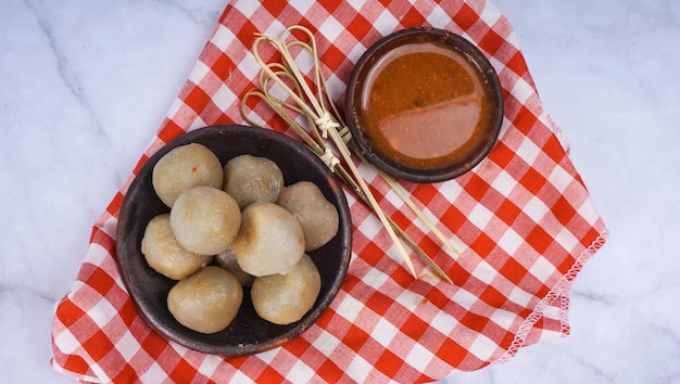 Flat Lay Köstliches 'Cilok' oder indonesisches Street Food aus Tapiokamehl und serviert mit Erdnusssauce