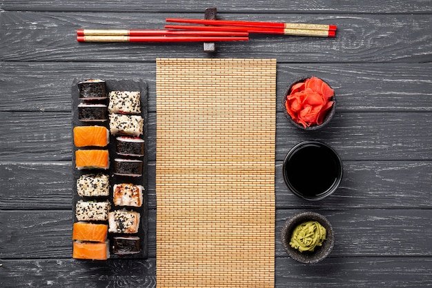 Flat lay maki sushi surtido en pizarra