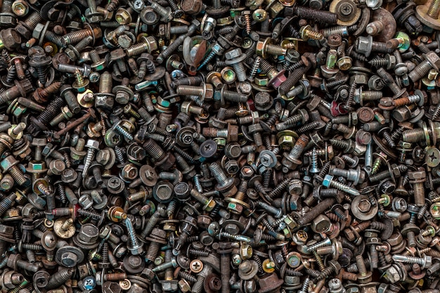 Flat Lay Metallbefestigungen: Vinitics, Schrauben, Muttern, Nägel, austauschbare Köpfe, Draufsicht. Close-up Carpenter's Tool Kit