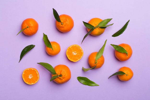 Flat lay mit frischen Mandarinen auf farbigem Hintergrund Top-View