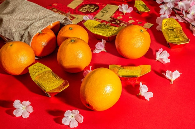 Flat Lay Mockup für Urlaub Chinesisches Neujahr rotes Paket und goldene Accessoires blühen und Lunar Festival Hintergrund, bedeutet wohlhabend oder reich und Glück.