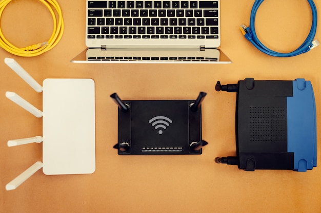 Flat Lay Office-Tisch mit WLAN-Router, Computer und Zubehör Draufsicht