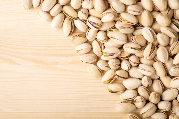 Flat Lay de pistachos sobre mesa de madera