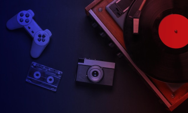 Foto flat lay retro media y entretenimiento en luz de neón