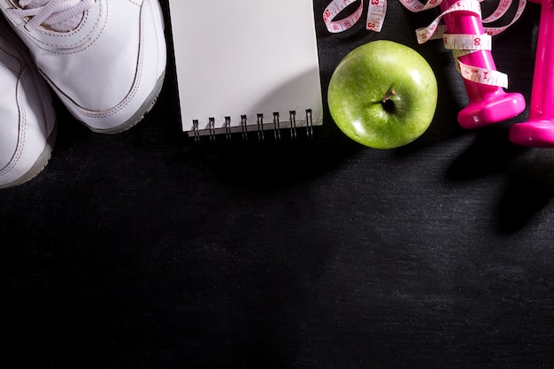 Flat Lay Sport Konzept Gesunde Leben Ausrüstung auf Dark Vibrant Hintergrund. Nahaufnahme mit Kopie Raum.