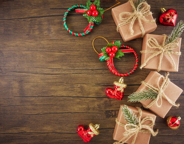 Flat lay top view enfeites de Natal com espaço de cópia