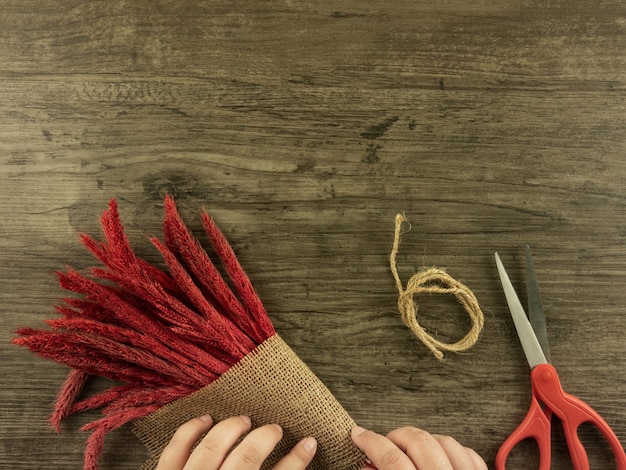 Flat lay, vista superior centeno rojo sobre fondo de madera con espacio de copia