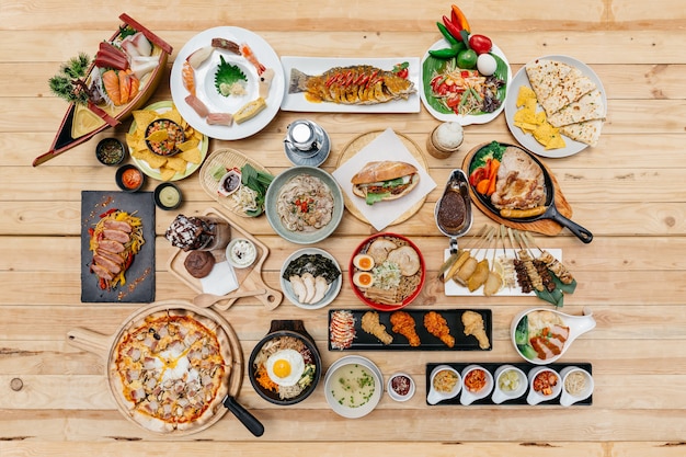 Foto flatlay de alimentos internacionales en mesa de madera.