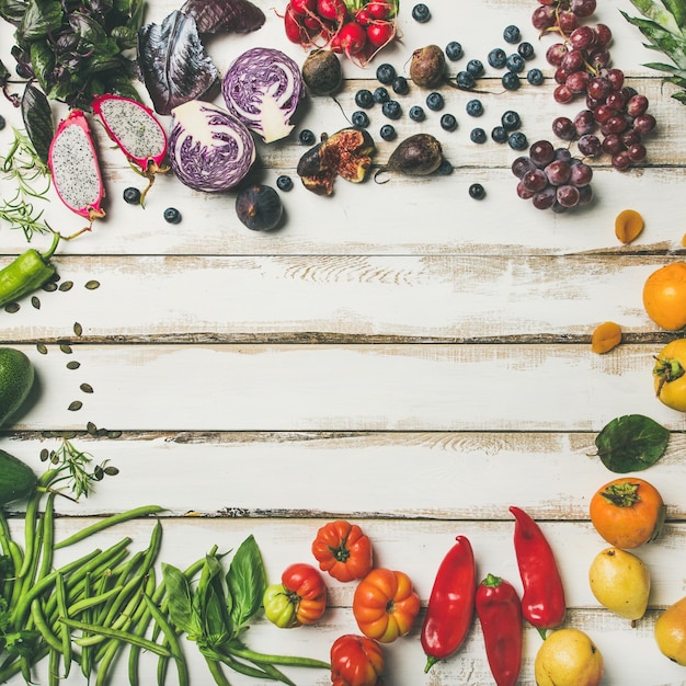 Flatlay aus frischem Obstgemüse und quadratischen Superfoods