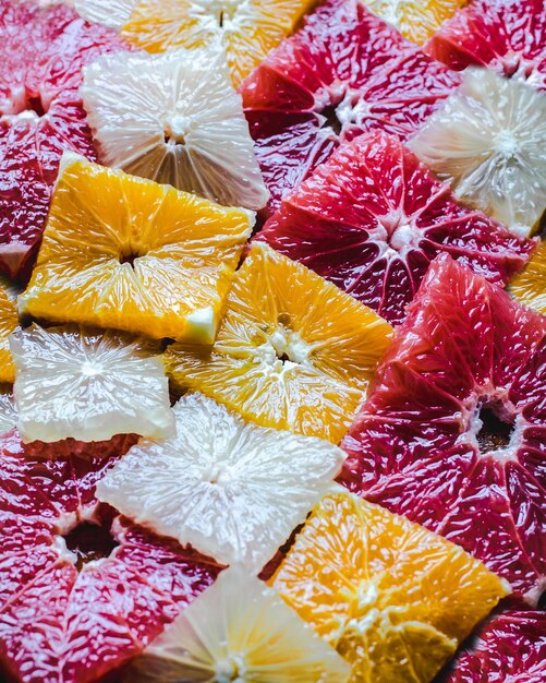 Flatlay aus Winterzitrusfrüchten, in rechteckige Scheiben geschnitten