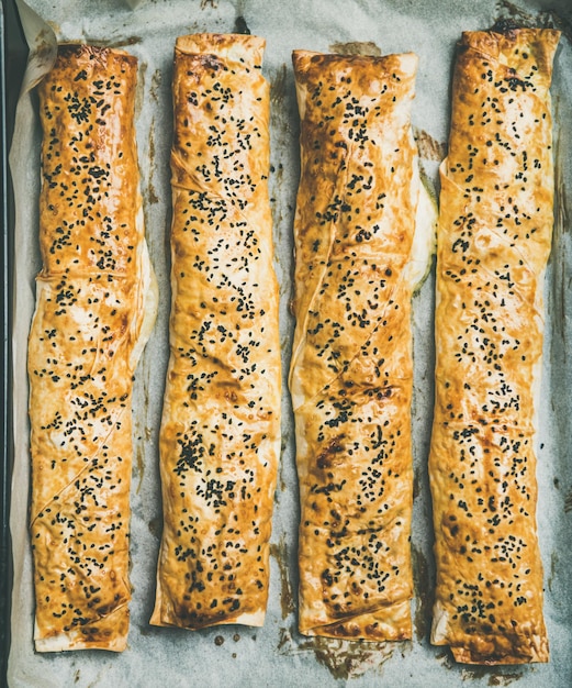 Flatlay de bollería borek turca recién horneada con espinacas