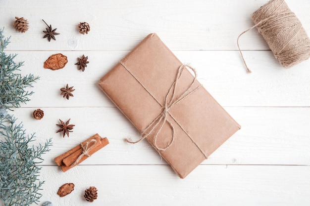 Flatlay canela, ramas de abeto y regalo de navidad