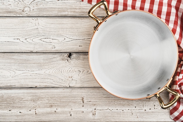 Flatlay de cobre olla sobre madera