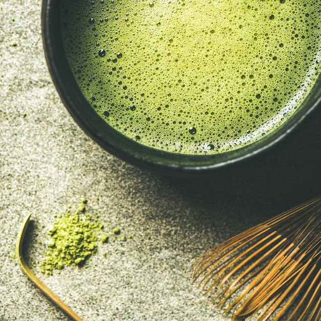 Foto flatlay de colheita quadrada de chá verde matcha japonês recém-fabricado