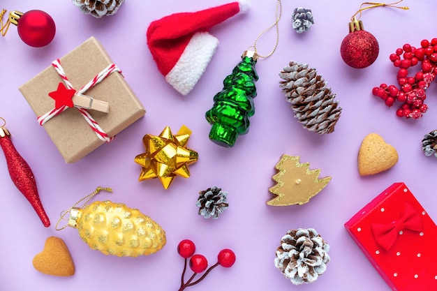 Foto flatlay de composição de natal em fundo roxo natal criativo mínimo