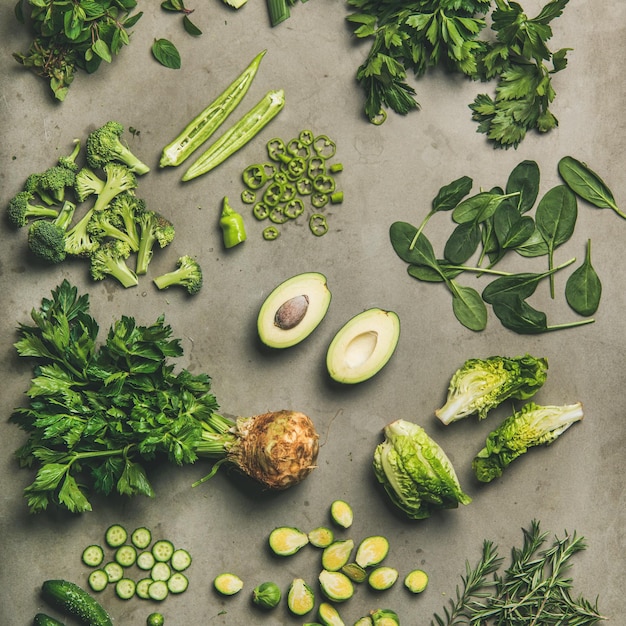 Flatlay de corte quadrado de legumes e ervas inteiros e cortados