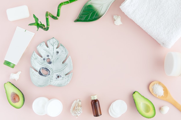 Flatlay de cosméticos spa com bambu, sal para banho, creme e toalha em rosa pastel, maquete de vista superior