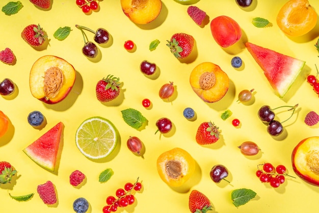 Flatlay de frutas e bagas de verão