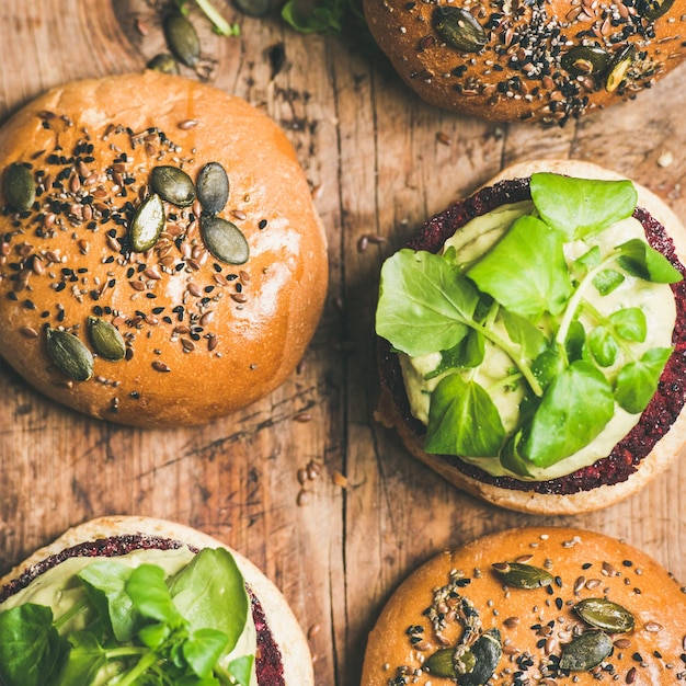 Flatlay de hambúrgueres veganos saudáveis com corte quadrado de rissóis de beterraba