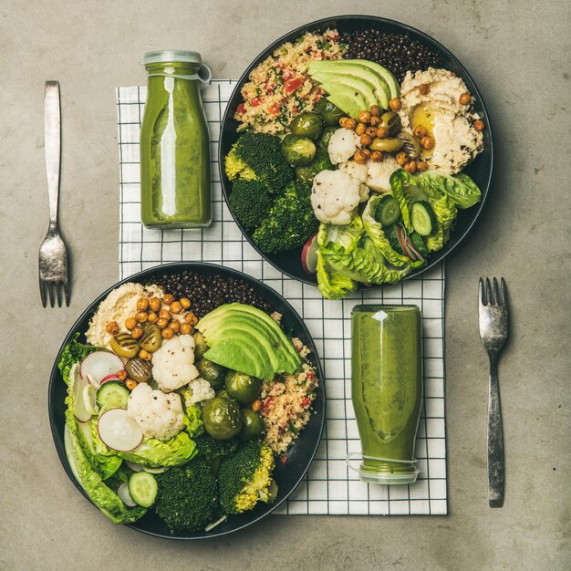 Flatlay de jantar saudável com superbowls e smoothies quadrado crop