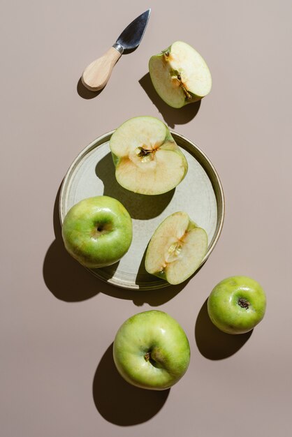 Flatlay de maçã verde orgânica em um prato