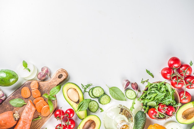 Flatlay de vegetais crus frescos orgânicos. Fundo de cozimento de alimentos saudáveis com vários ingredientes de salada de vegetais.