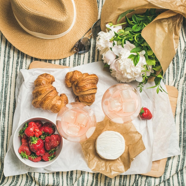 Flatlay de vinho rosé morangos croissants brie queijo quadrado crop