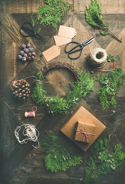 Flatlay de decoración de Navidad y Año Nuevo sobre mesa de madera