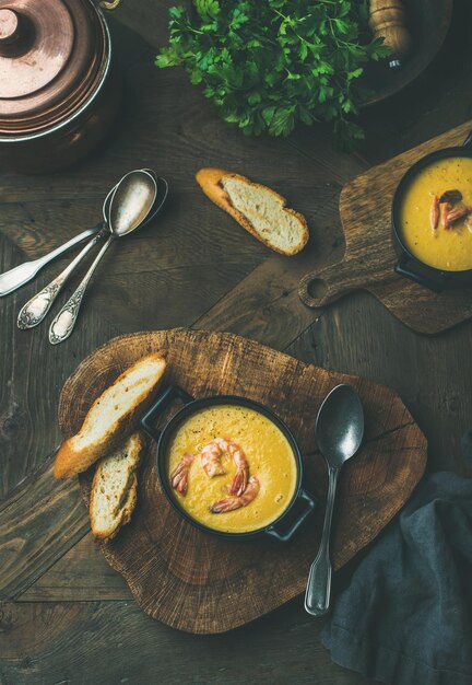 Flatlay der cremigen Maissuppe mit Garnelen-Draufsicht