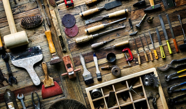 Flatlay der Schreineransammlung auf dem Holztisch