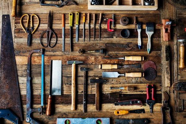 Flatlay der Schreineransammlung auf dem Holztisch