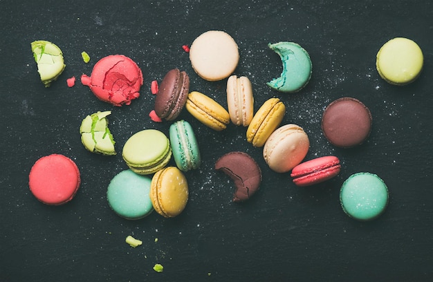 Flatlay der süßen, farbenfrohen französischen Makronen-Kekse-Sorte