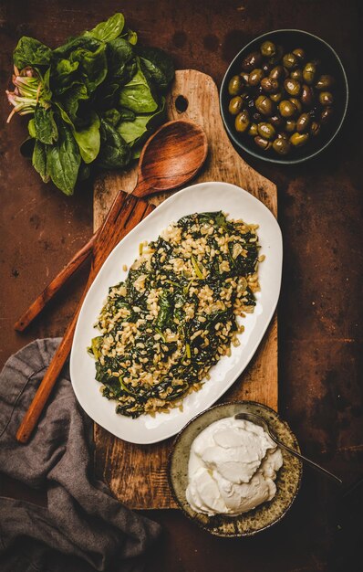 Flatlay des traditionellen türkischen Gerichts Bulgur und Spinat