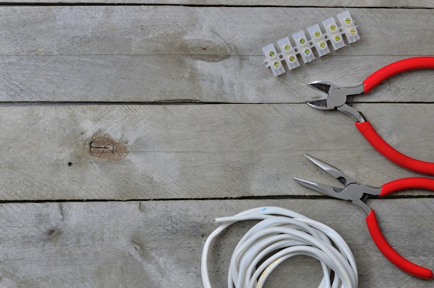 Flatlay.electrician Werkzeuge auf hölzernem Hintergrund