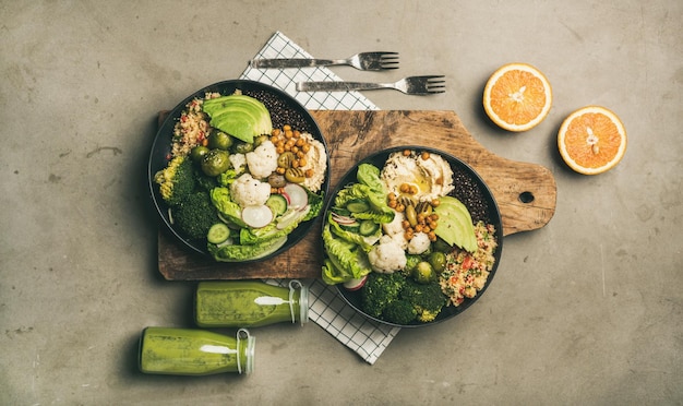 Foto flatlay de entorno de almuerzo saludable con superbowls y batidos